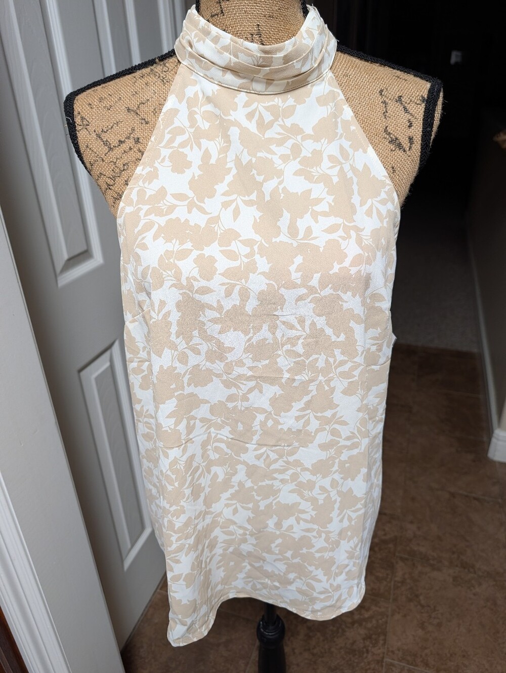 41 Hawthorn One-Shoulder Floral Shift Top in Beige and White
